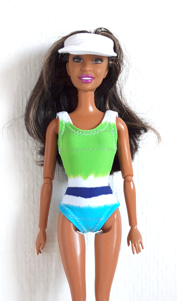 Badpak groen, blauw, wit voor modepoppen zoals Fleur, Sindy, Barbie, Fashion Royalty e.d.