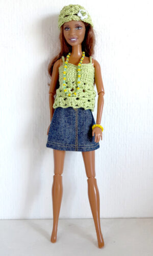 Zomeroutfit voor modepop, rok, gehaakt tuniek en mutsje en sieraden