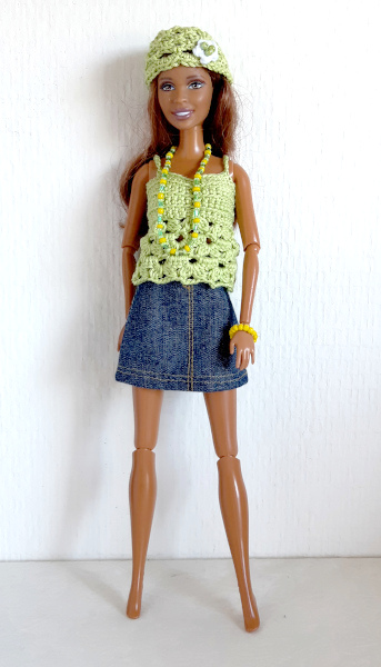 Zomeroutfit voor modepop, rok, gehaakt tuniek en mutsje en sieraden