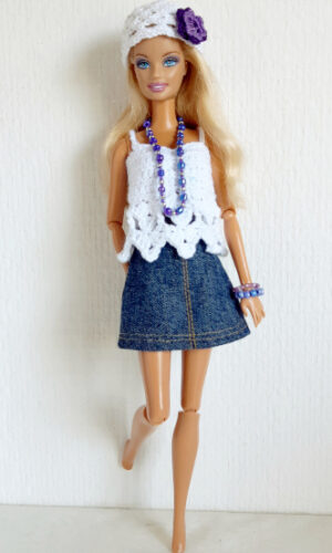 Zomeroutfit voor barbiepopjes bestaand uit gehaakt tuniekje, mutsje, rok, ketting en armbandje