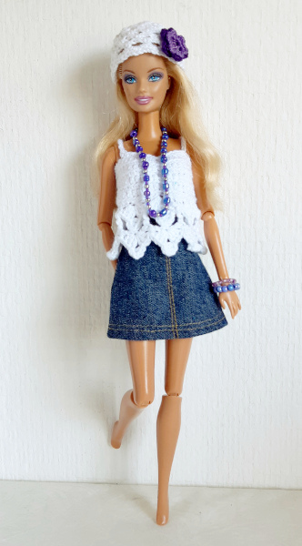 Zomeroutfit voor barbiepopjes bestaand uit gehaakt tuniekje, mutsje, rok, ketting en armbandje