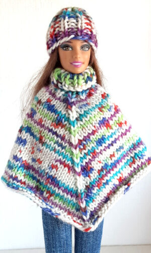 Handgebreide poncho en muts voor modepoppen