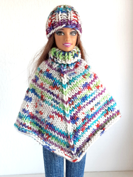 Handgebreide poncho en muts voor modepoppen