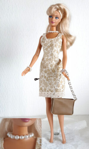 Beige jurk met bladermotief, leren tas en sieraden voor modepopjes