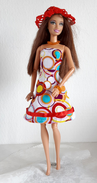 Barbiejurkje met hoed cirkels