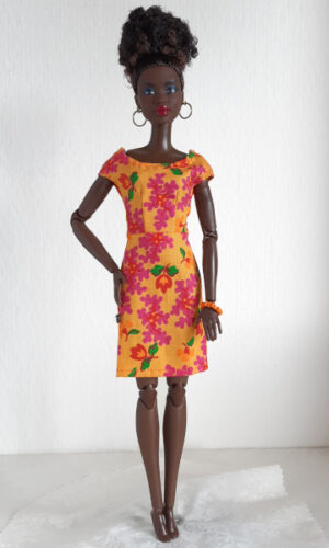 Oranje jurk met rode en roze bloemen voor modepop van 29 cm