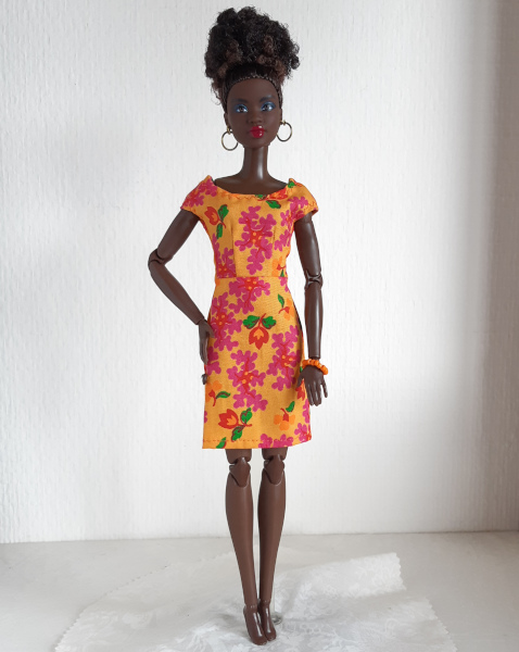 Oranje jurk met rode en roze bloemen voor modepop van 29 cm