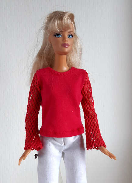 Rood shirt met lange opengewerkte mouwen voor modepopje van 29 cm