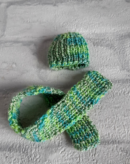 Gebreide muts en sjaal groen voor modepoppen van 30 cm