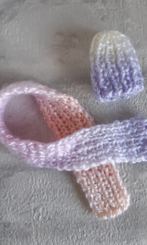 Gebreide muts en sjaal pastel voor modepoppen van 30 cm