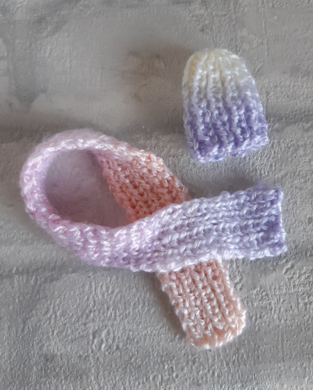 Gebreide muts en sjaal pastel voor modepoppen van 30 cm