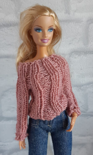 Oudroze ribtrui, handgebreid voor modepoppen zoals Sindy, Barbie, Fleur