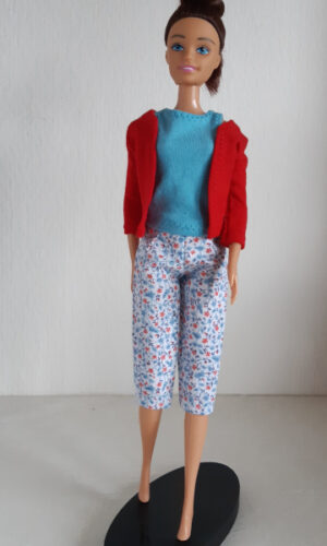 Twinset rood en blauw op gebloemde capribroek voor modepopjes zoals Fleur, Sindy, Barbie e.d.