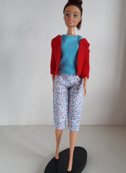 Twinset rood en blauw op gebloemde capribroek voor modepopjes zoals Fleur, Sindy, Barbie e.d.