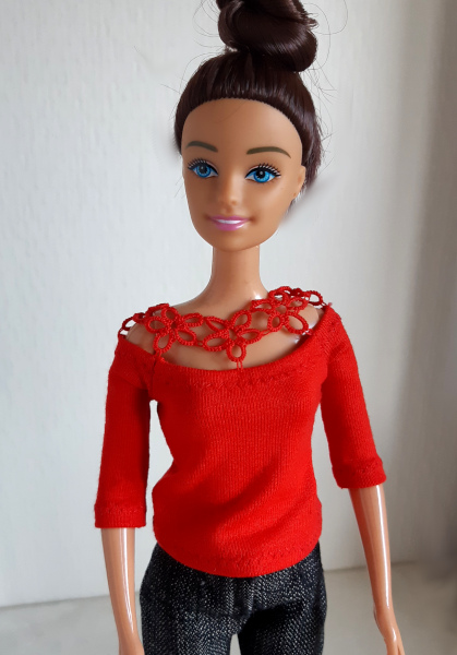 Rood shirt met frivoliteboord voor modepoppen van 29 cm