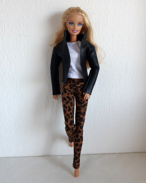 Leren jasje en tregging panterprint voor modepopjes van 29 cm