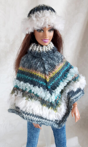 Handgebreide poncho en muts voor barbiepoppen