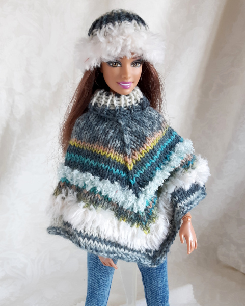 Handgebreide poncho en muts voor barbiepoppen