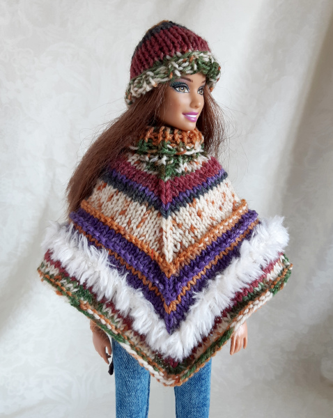 Poncho en muts voor barbiepoppen