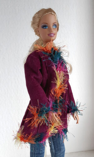 Paarse jas met kleurige, fluffy boorden voor barbiepoppen