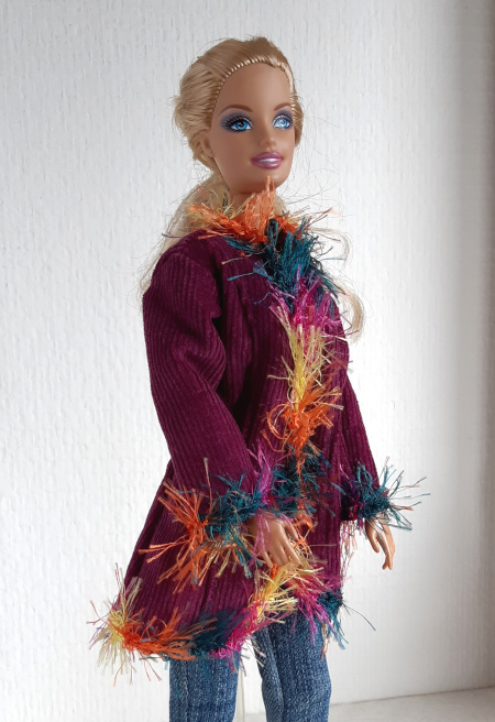 Paarse jas met kleurige, fluffy boorden voor barbiepoppen