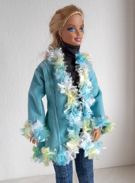 Mintkleurige jas met fluffy boord voor modepoppen van 29 cm