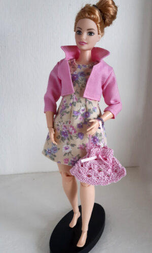 Bloemenjurk met roze jasje voor curvy model modepopjes van 29 cm