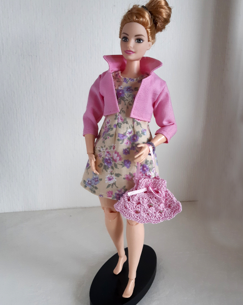 Bloemenjurk met roze jasje voor curvy model modepopjes van 29 cm