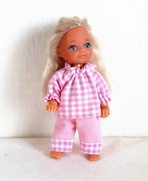 Roze en wit broekje en bloesje voor Evi-poppetje