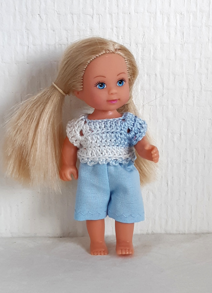 Lichtblauw broekje en gehaakt topje voor Evi-poppetje
