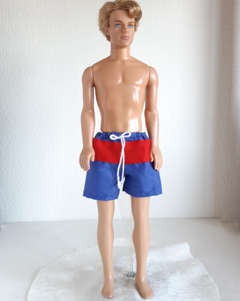 Surfbroek blauw met rode band voor modepoppen van 30 cm