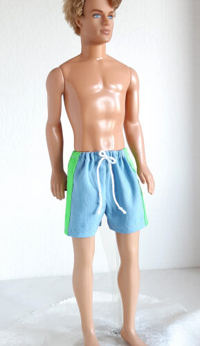 Surfbroek lichtblauw met groene streep voor modepoppen van 30 cm