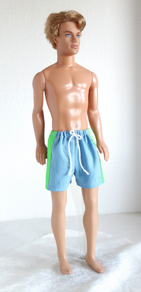 Surfbroek lichtblauw met groene streep voor modepoppen van 30 cm
