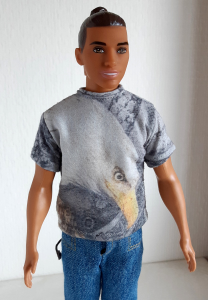 T-shirt met vogelprint voor modepoppen zoals Ken en Frank