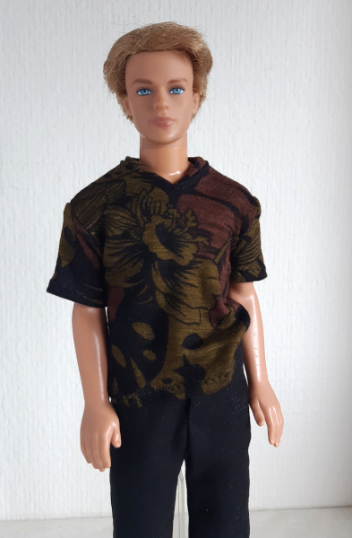 T-shirt zwart bruin jungleprint voor modepoppen zoals Ken en Frank