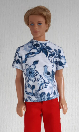 T-shirt wit blauw bloemenprint voor modepoppen zoals Ken en Frank