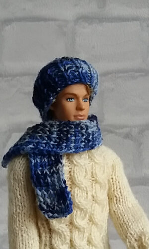Gebreide muts en sjaal blauw voor modepoppen van 30 cm