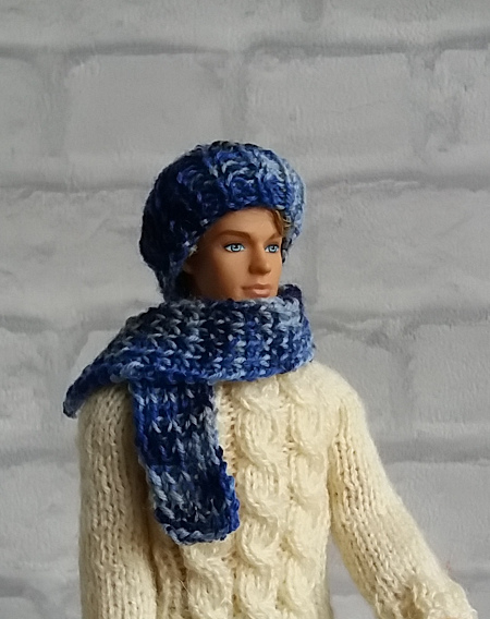 Gebreide muts en sjaal blauw voor modepoppen van 30 cm