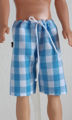 Blauw wit geruite surfbroek voor modepoppen van 30 cm