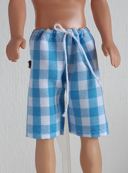 Blauw wit geruite surfbroek voor modepoppen van 30 cm
