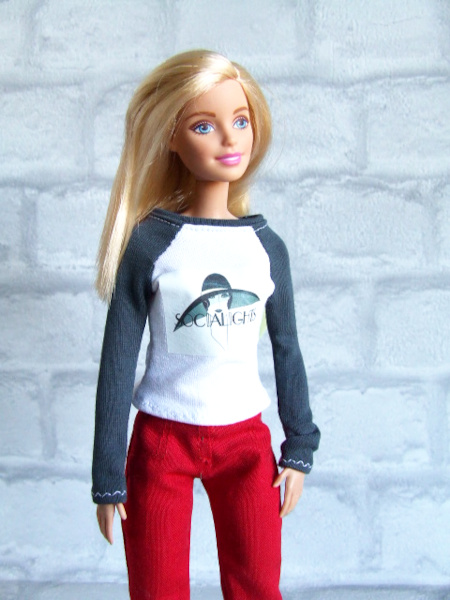Longsleeve grijs wit met opdruk dame met hoed voor modepoppen van 30 cm