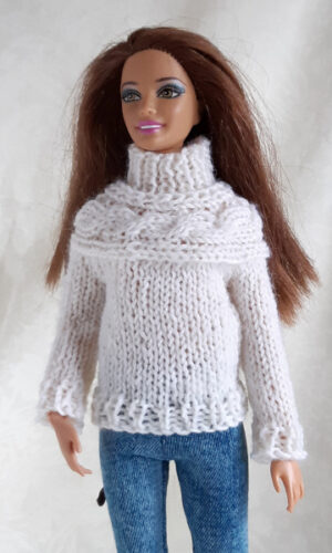 Barbietruitje gebroken wit met met kabelmotief in de pas