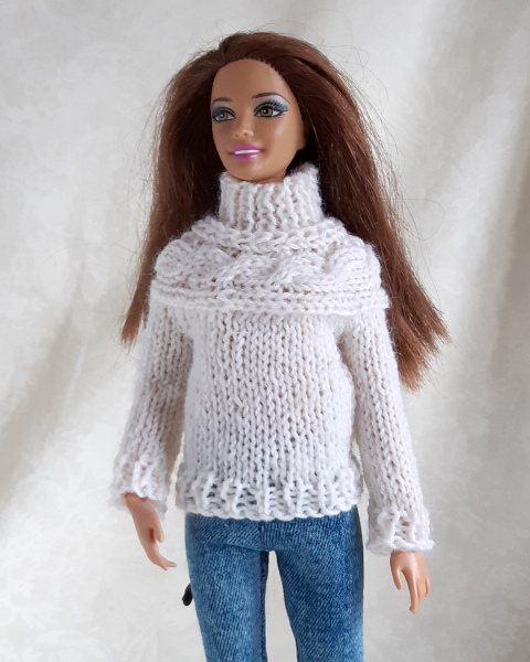Barbietruitje gebroken wit met met kabelmotief in de pas