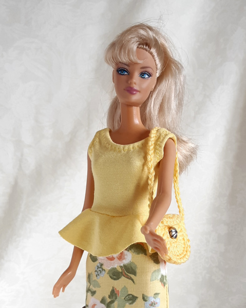 Gele peplumtop voor modepop, zoals barbie, fleur ed