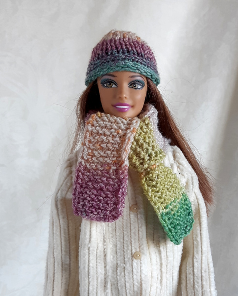 Muts en sjaal in pasteltinten voor barbie