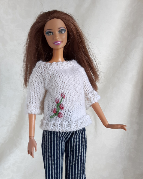 Barbietruitje met geborduurde bloemetjes