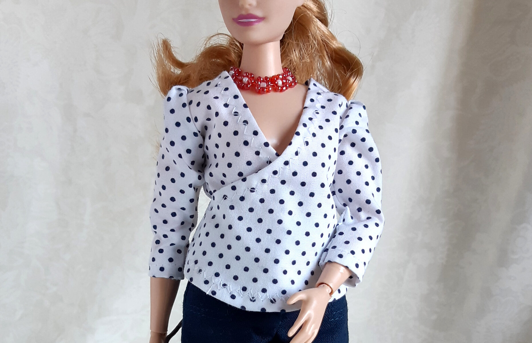 Barbie Curvy overslagblouse stippels